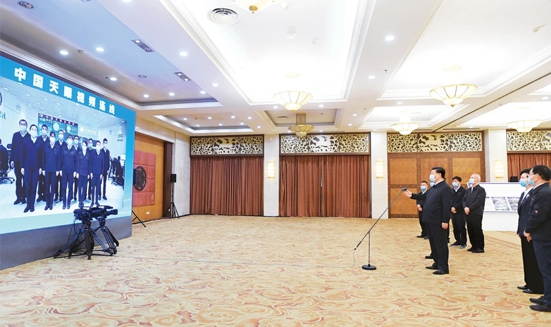2021年2月3日至5日,中共中央总书记、国家主席、中央军委主席习近平来到贵州考察调研,看望慰问各族干部群众,向全国各族人民致以美好的新春祝福。这是5日上午,习近平通过视频察看“中国天眼”现场,同总控室的科技工作者代表亲切交流,并向全国广大科技工作者拜年。 新华社记者 李学仁/摄