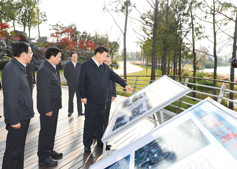 2020年11月12日至13日,中共中央总书记、国家主席、中央军委主席习近平在江苏考察。这是13日下午,习近平在扬州市运河三湾生态文化公园考察,了解运河生态环境保护修复情况。 新华社记者 谢环驰/摄