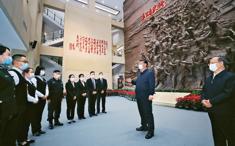 2021年4月25日至27日,中共中央总书记、国家主席、中央军委主席习近平在广西考察。这是25日上午,习近平在桂林市全州县,参观红军长征湘江战役纪念馆时,同工作人员亲切交谈。新华社记者 鞠鹏/摄