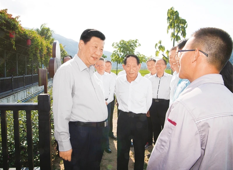 2018年4月11日至13日,中共中央总书记、国家主席、中央军委主席习近平在海南考察。这是4月12日下午,习近平在国家南繁科研育种基地同袁隆平院士等农业科技人员亲切交谈,了解水稻育制种产业发展和推广情况。 新华社记者 李学仁/摄
